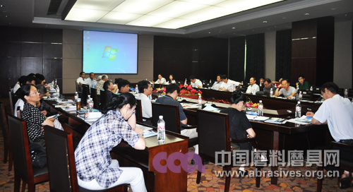 中汽國際唐敏（三列左二）、潘小玉（三列左一）在機械汽車聯合會年中會議上介紹中國<a href='/news/search/key/%25E4%25B8%2589%25E7%25A3%25A8%25E5%25B1%2595.html' target='_blank'>三磨展</a>