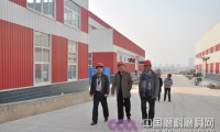 中國機床工具工業(yè)協(xié)會磨料磨具分會秘書長陳鵬、河南工業(yè)大學材料學院副院長栗正新一行到淄博調(diào)研魯信高新和淄博金龍等企業(yè)
