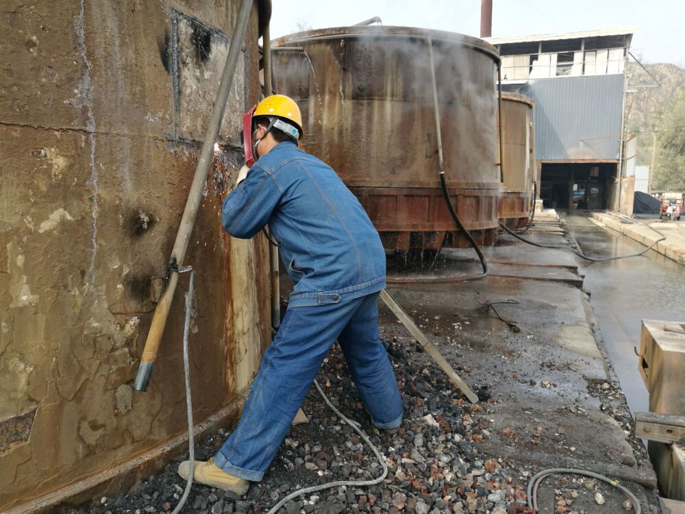 明珠電冶利用外界停電時(shí)間對(duì)內(nèi)部設(shè)備進(jìn)行檢修